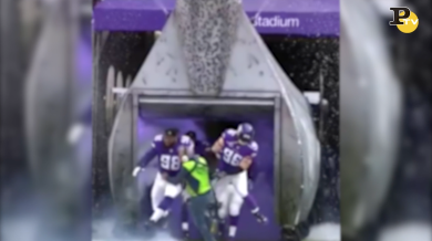 Microfonista della Fox travolto dai Minnesota Vikings