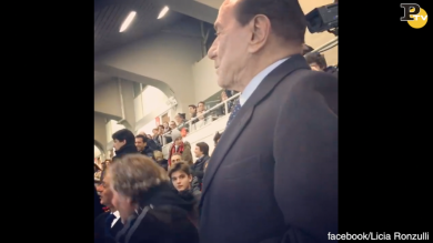 Milan-Inter: Berlusconi guarda la coreografia a lui dedicata | video