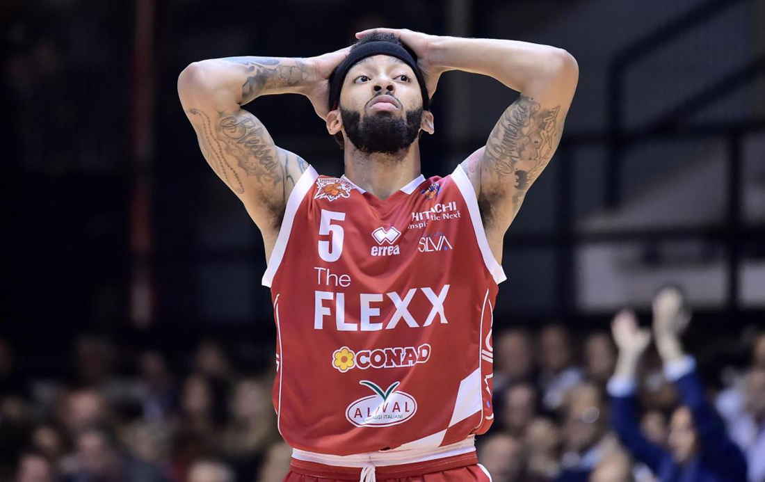 Basket: con 43 punti Petteway nella storia di Pistoia, EA7 Milano sempre imbattuta Basket: con 43 punti Petteway nella storia di Pistoia, EA7 Milano sempre imbattuta