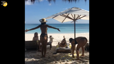 Emily Ratajkowski, sexy balletto in topless | video