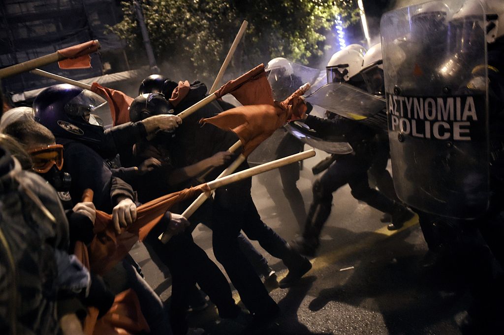 Gli scontri ad Atene durante la visita di Obama