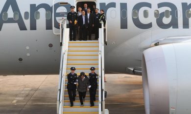 Cina, la ricercata n° 1 Yang Xiuzhu si consegna alla polizia – Foto