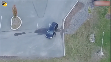 Scopre con un drone che la moglie lo tradisce | video