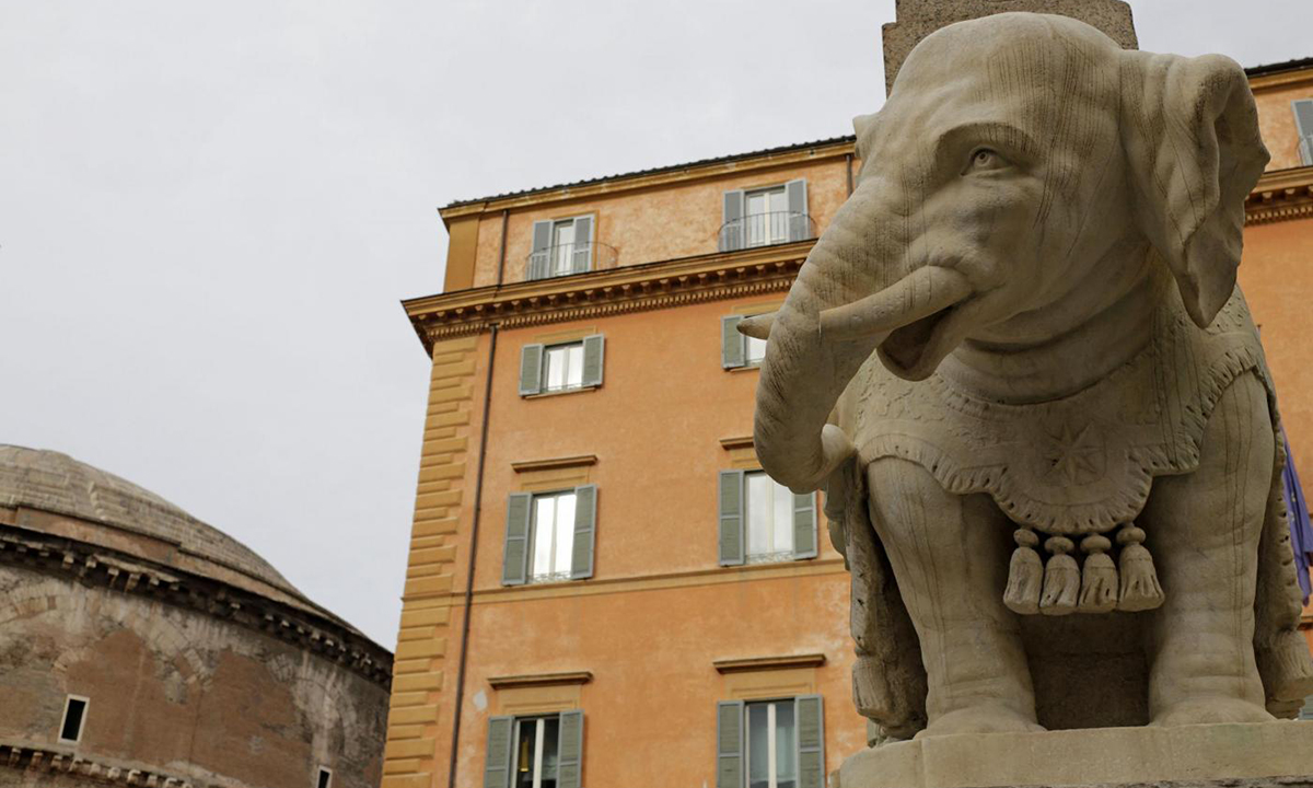 Roma, vandalizzata la statua dell’elefante in Piazza della Minerva – Foto