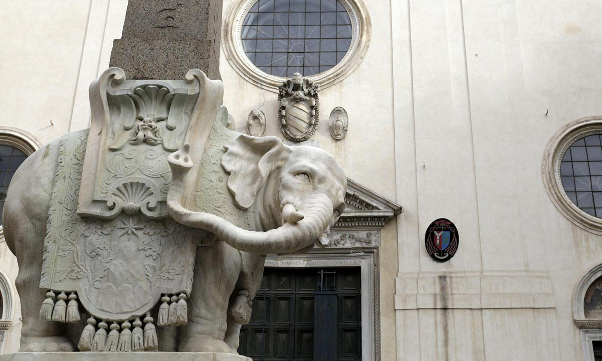 Roma, vandalizzata la statua dell’elefante in Piazza della Minerva – Foto