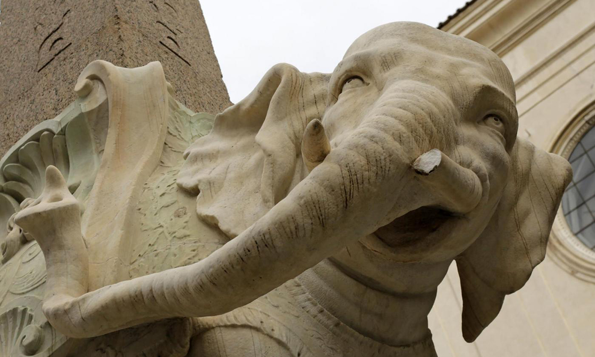 Roma, vandalizzata la statua dell’elefante in Piazza della Minerva – Foto