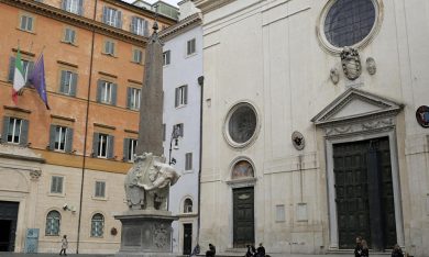 Roma, vandalizzata la statua dell’elefante in Piazza della Minerva – Foto