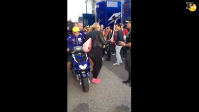 Valentino Rossi, calcio ad una donna nel paddock a Valencia | video