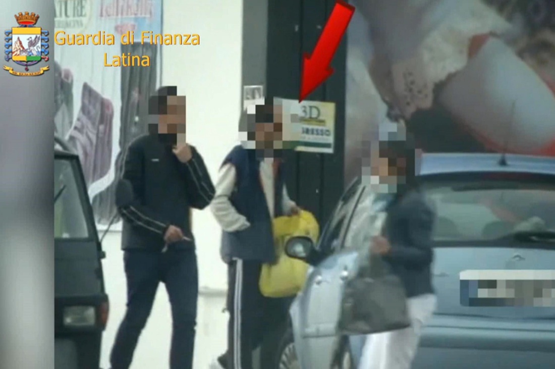 Falsi ciechi, così frodavano l’Inps – FOTO Falsi ciechi, così frodavano l’Inps – FOTO