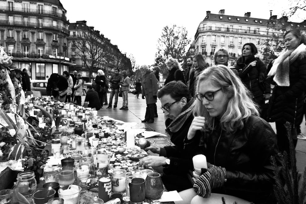 L’attacco dell’Isis a Parigi un anno dopo: “Les allumiers” – Foto