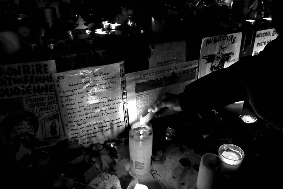 L’attacco dell’Isis a Parigi un anno dopo: “Les allumiers” – Foto