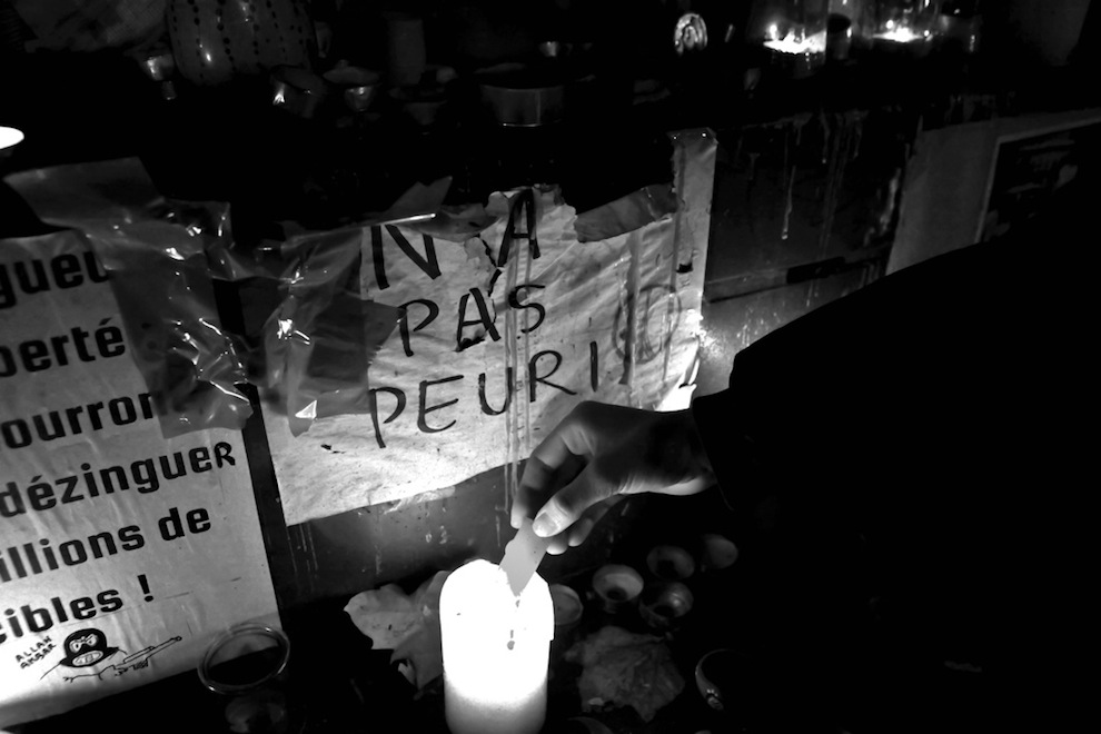 L’attacco dell’Isis a Parigi un anno dopo: “Les allumiers” – Foto