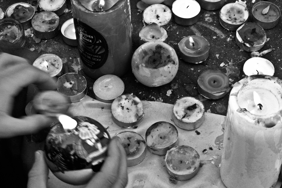 L’attacco dell’Isis a Parigi un anno dopo: “Les allumiers” – Foto