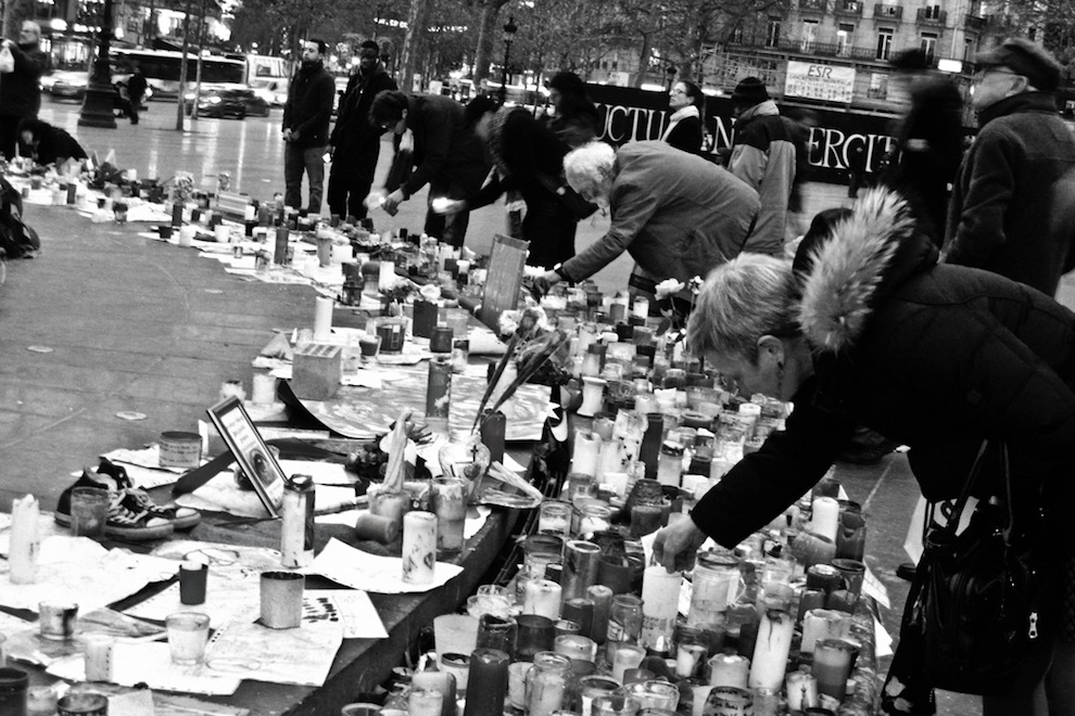 L’attacco dell’Isis a Parigi un anno dopo: “Les allumiers” – Foto