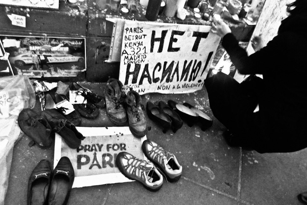 L’attacco dell’Isis a Parigi un anno dopo: “Les allumiers” – Foto