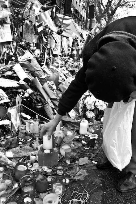 L’attacco dell’Isis a Parigi un anno dopo: “Les allumiers” – Foto