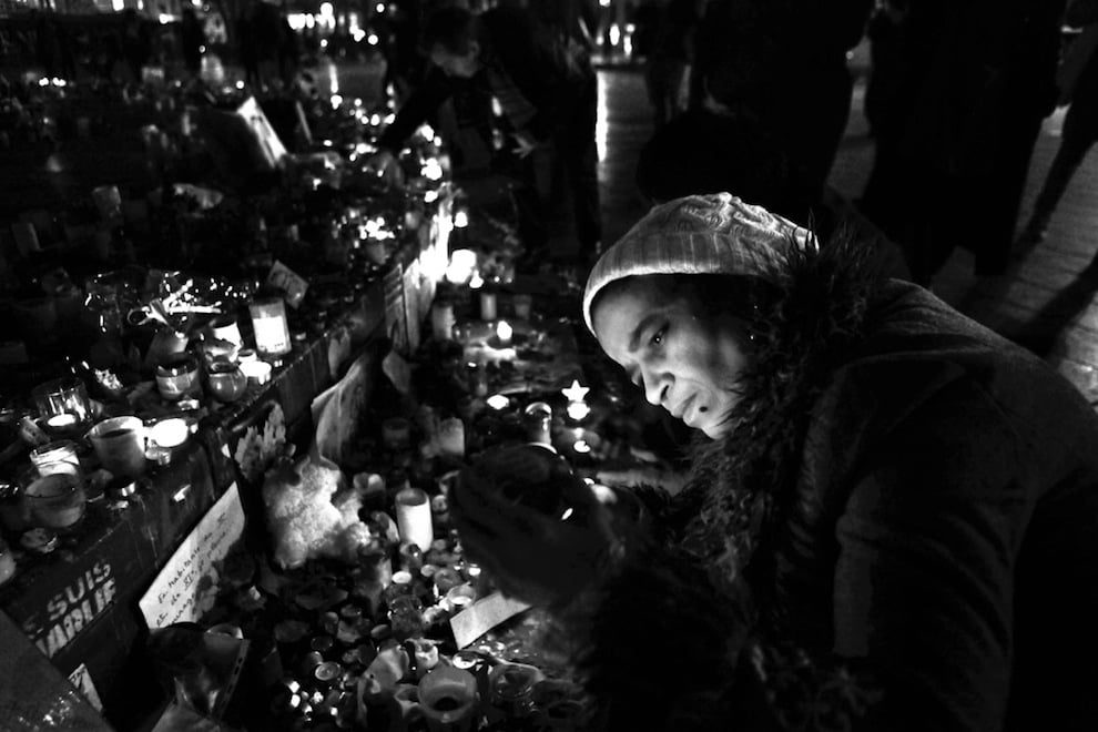 L’attacco dell’Isis a Parigi un anno dopo: “Les allumiers” – Foto