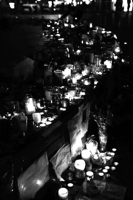 L’attacco dell’Isis a Parigi un anno dopo: “Les allumiers” – Foto