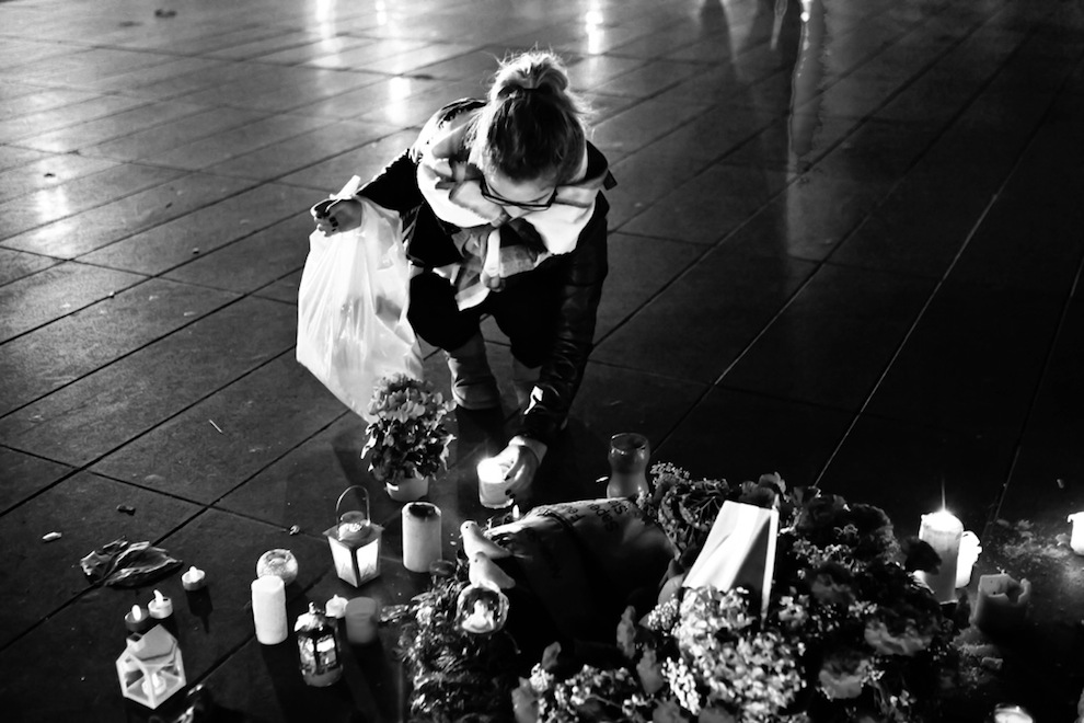 L’attacco dell’Isis a Parigi un anno dopo: “Les allumiers” – Foto