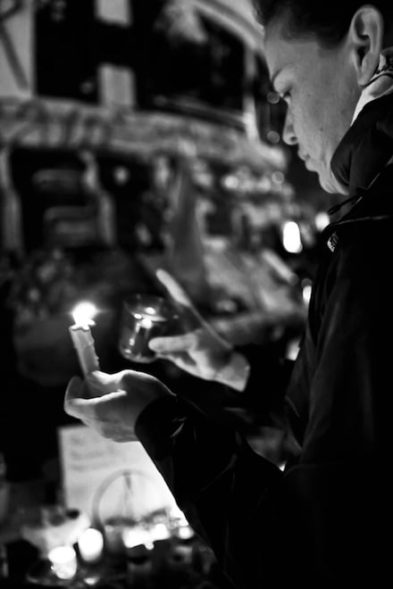 L’attacco dell’Isis a Parigi un anno dopo: “Les allumiers” – Foto