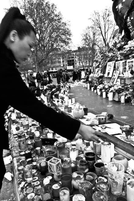 L’attacco dell’Isis a Parigi un anno dopo: “Les allumiers” – Foto