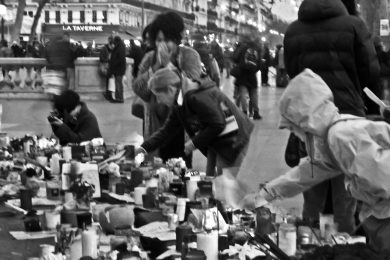 L’attacco dell’Isis a Parigi un anno dopo: “Les allumiers” – Foto