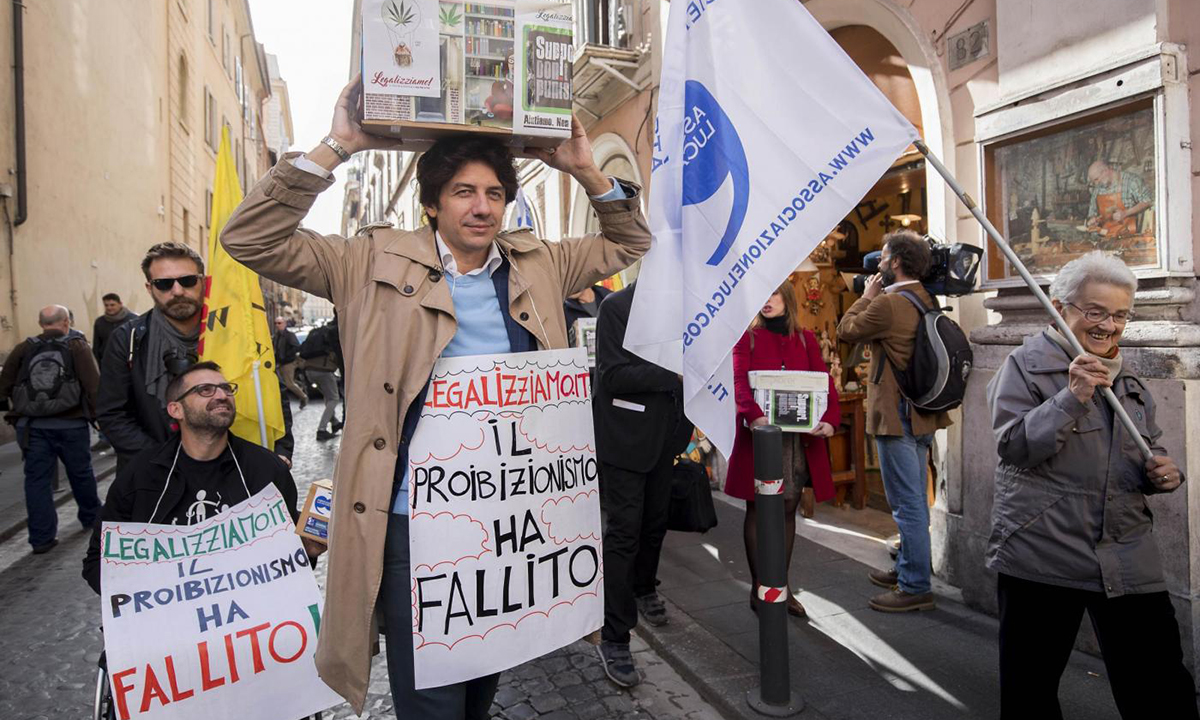 Cannabis legale, 60.000 firme consegnate alla Camera – Foto