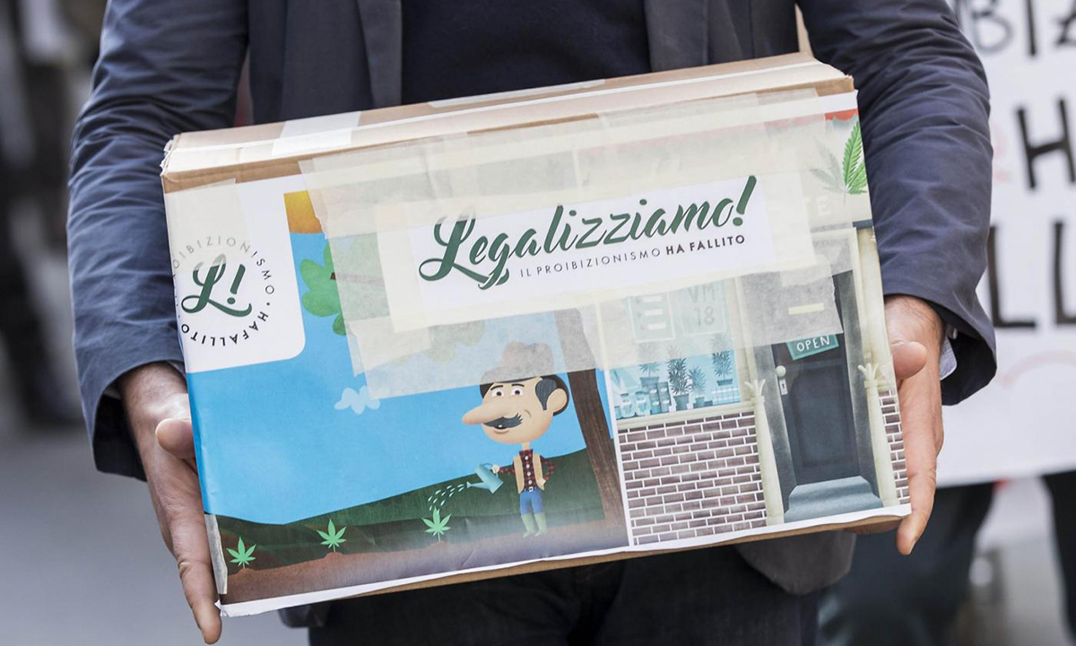Cannabis legale, 60.000 firme consegnate alla Camera – Foto