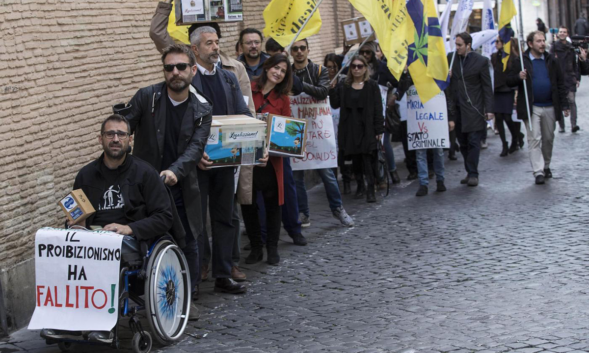 Cannabis legale, 60.000 firme consegnate alla Camera – Foto