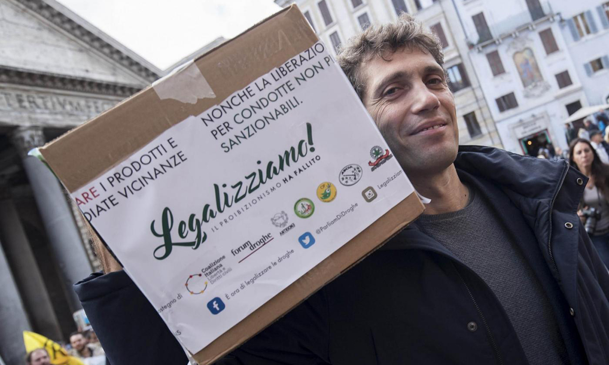 Cannabis legale, 60.000 firme consegnate alla Camera – Foto