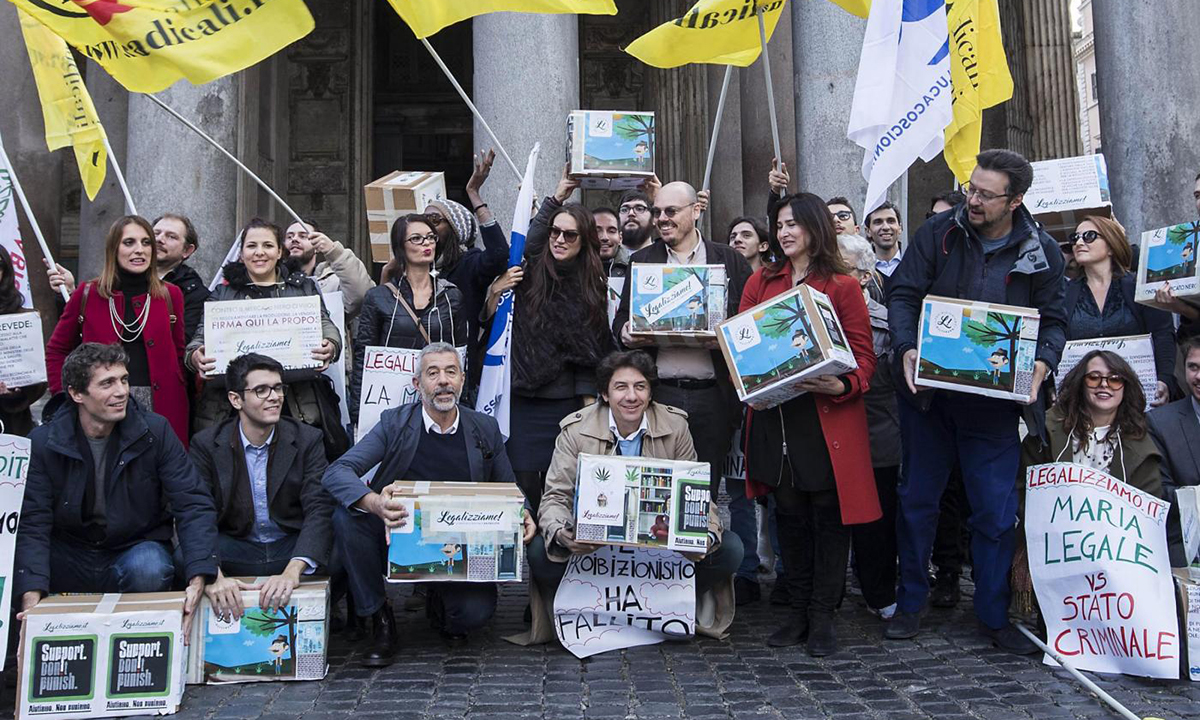 Cannabis legale, 60.000 firme consegnate alla Camera – Foto