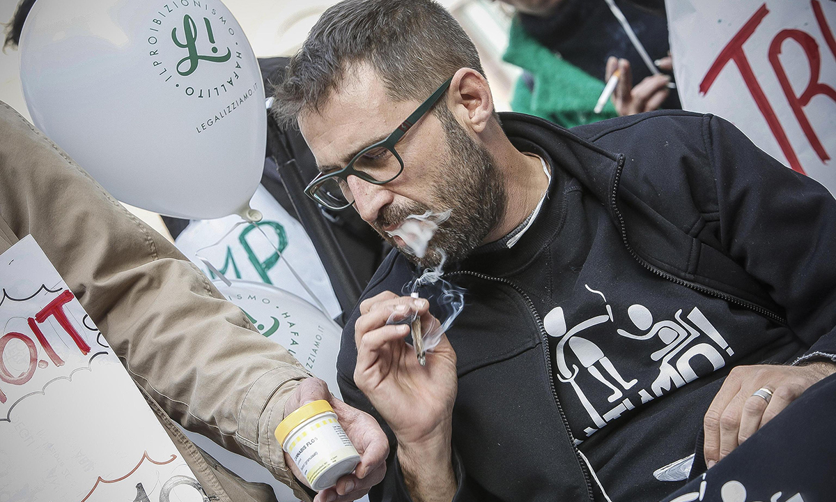 Cannabis legale, 60.000 firme consegnate alla Camera – Foto