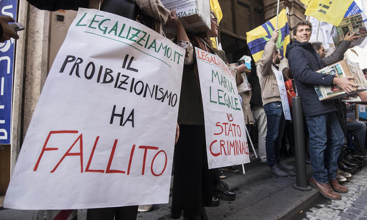 Cannabis legale, 60.000 firme consegnate alla Camera – Foto