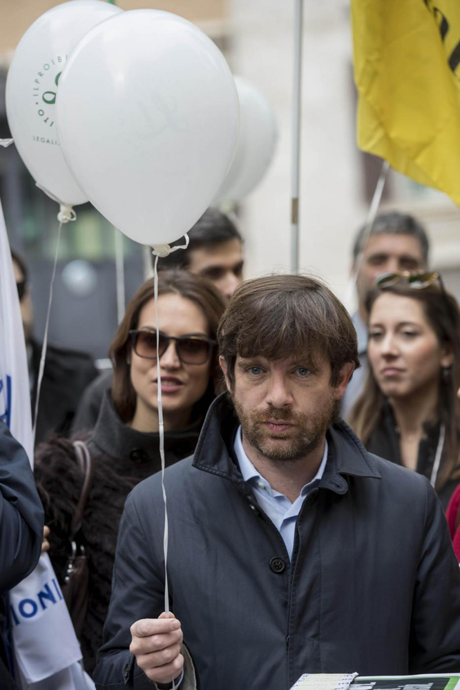 Cannabis legale, 60.000 firme consegnate alla Camera – Foto