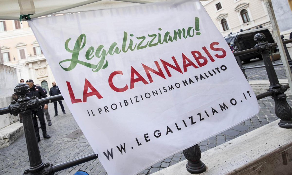 Cannabis legale, 60.000 firme consegnate alla Camera – Foto