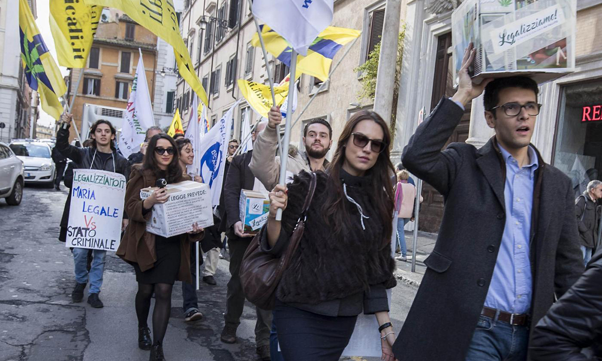 Cannabis legale, 60.000 firme consegnate alla Camera – Foto