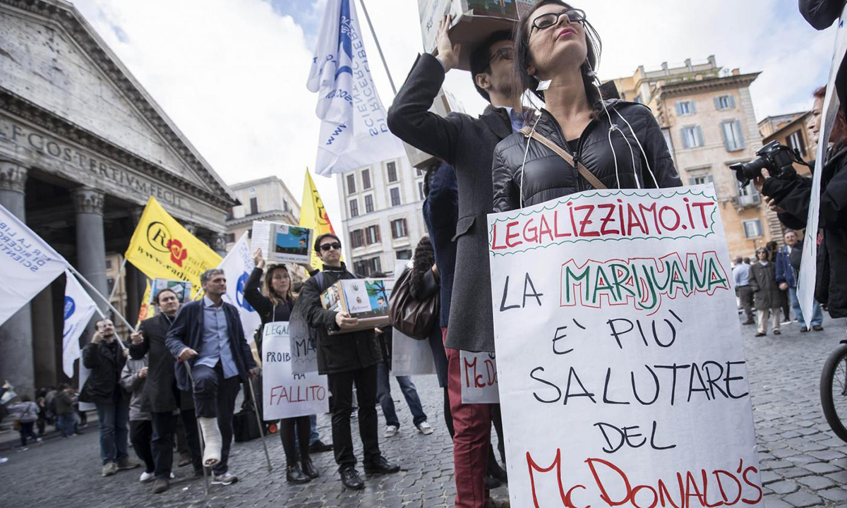 Cannabis legale, 60.000 firme consegnate alla Camera – Foto