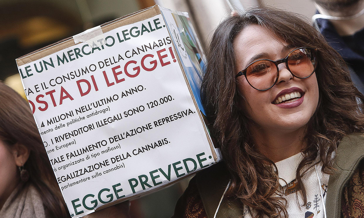 Cannabis legale, 60.000 firme consegnate alla Camera – Foto