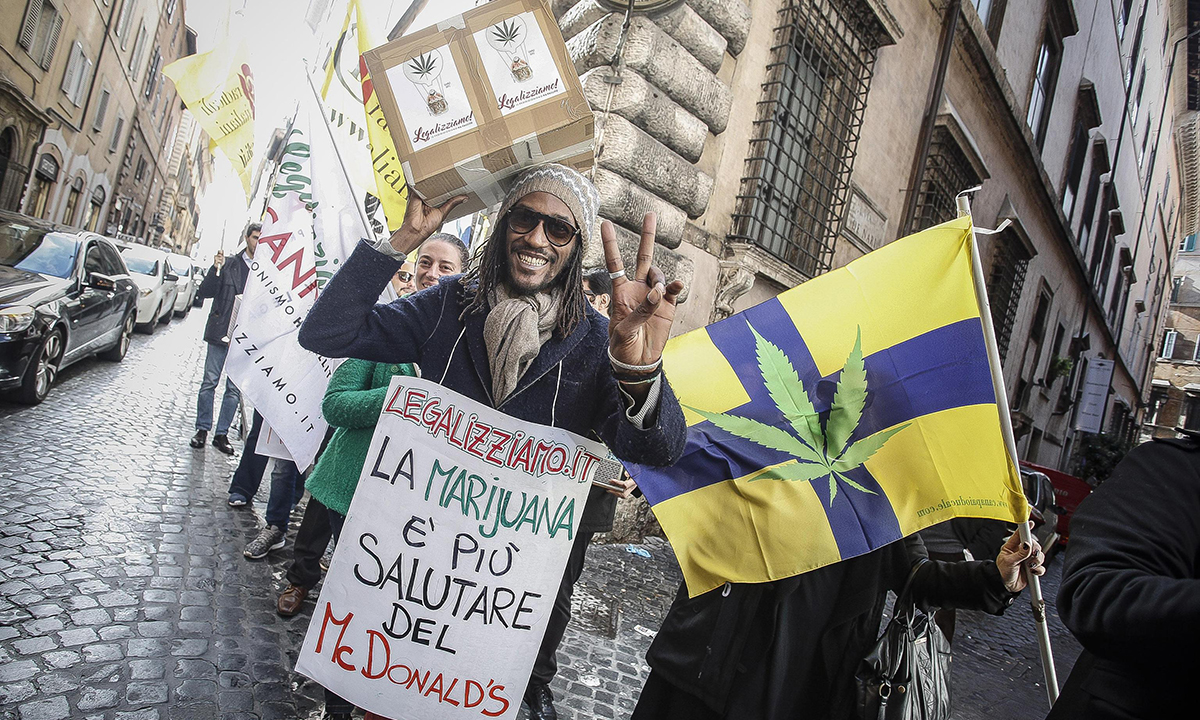 Cannabis legale, 60.000 firme consegnate alla Camera – Foto
