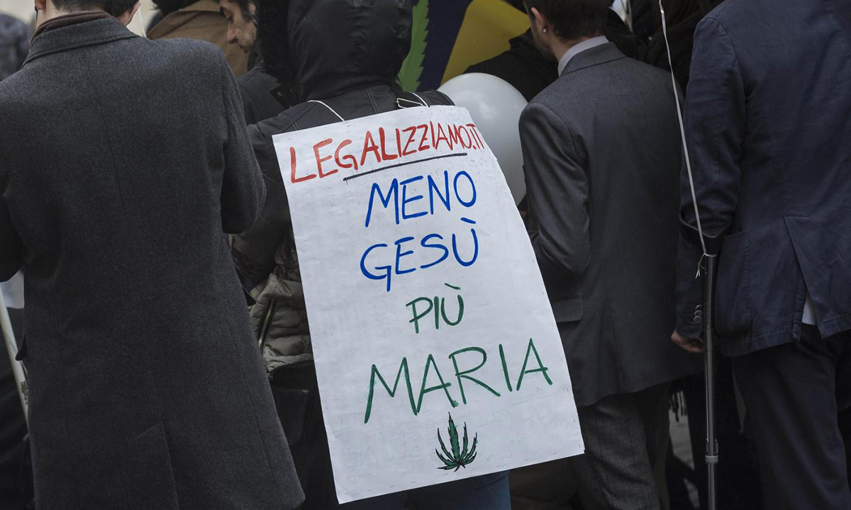 Cannabis legale, 60.000 firme consegnate alla Camera – Foto