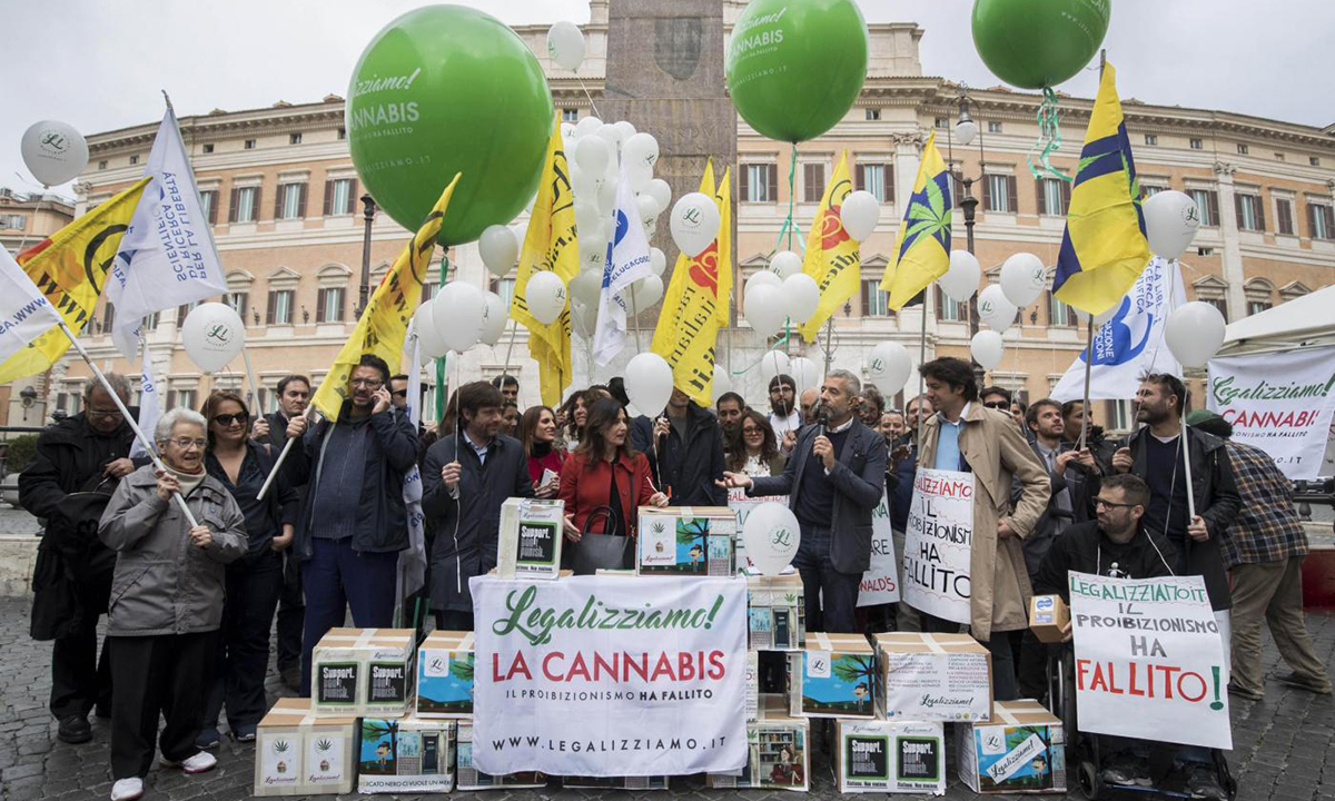 Cannabis legale, 60.000 firme consegnate alla Camera – Foto