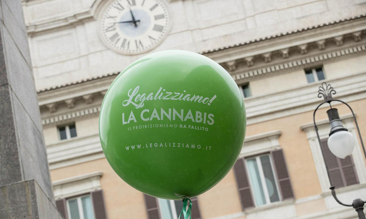 Cannabis legale, 60.000 firme consegnate alla Camera – Foto