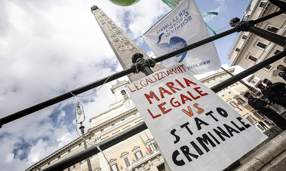 Cannabis legale, 60.000 firme consegnate alla Camera – Foto