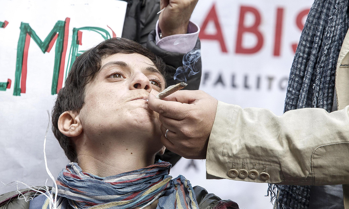 Cannabis legale, 60.000 firme consegnate alla Camera – Foto