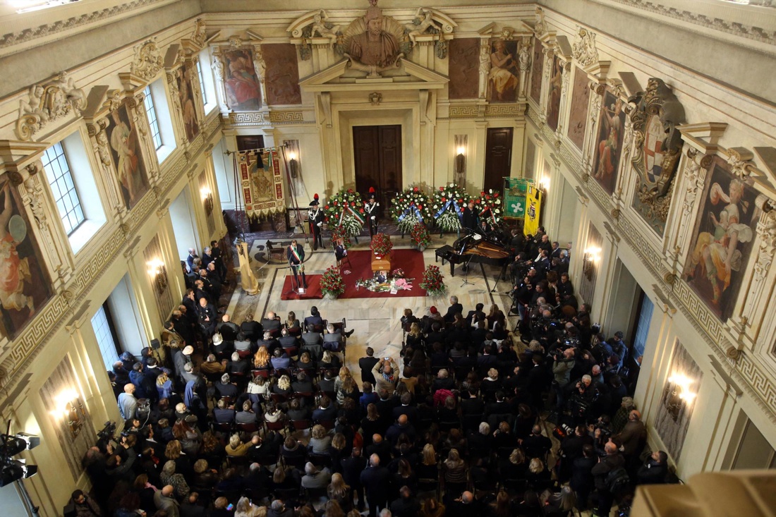 Umberto Veronesi, l’ultimo omaggio di Milano – FOTO