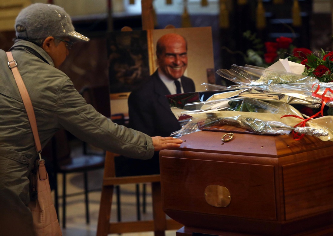 Umberto Veronesi, l’ultimo omaggio di Milano – FOTO