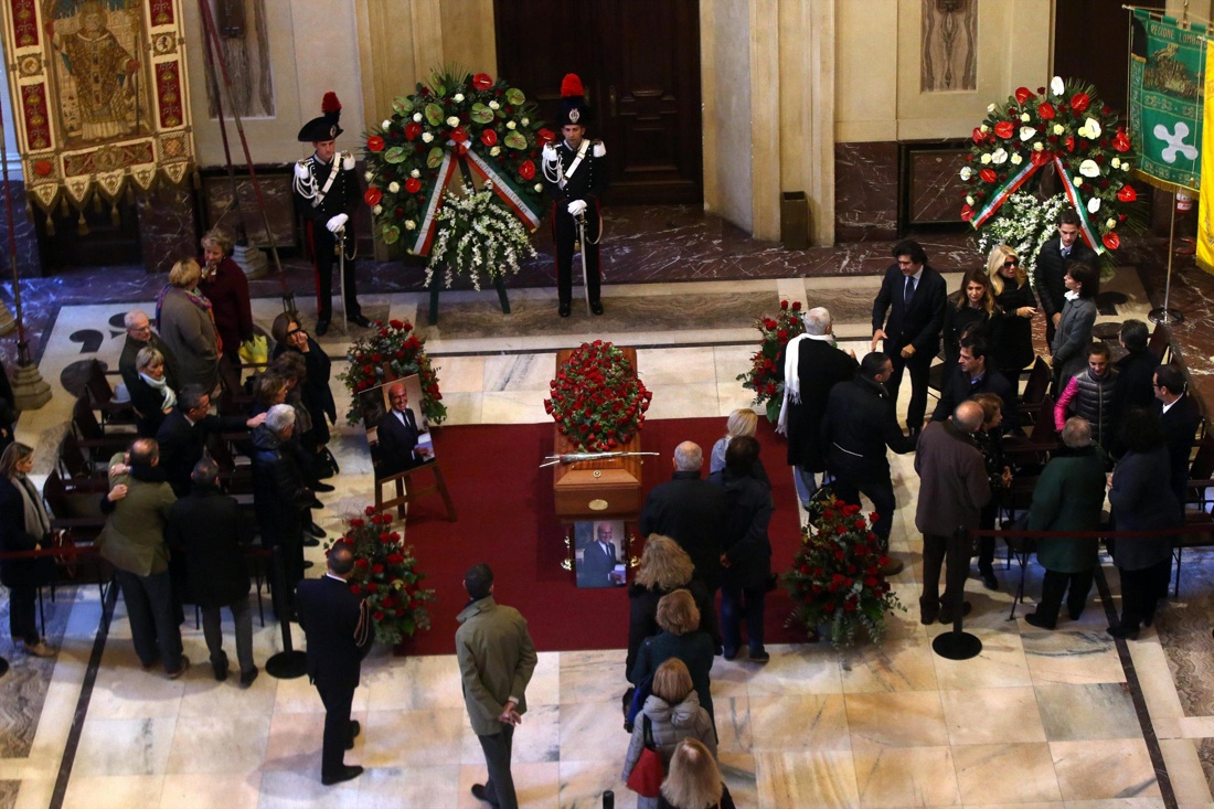 Umberto Veronesi, l’ultimo omaggio di Milano – FOTO