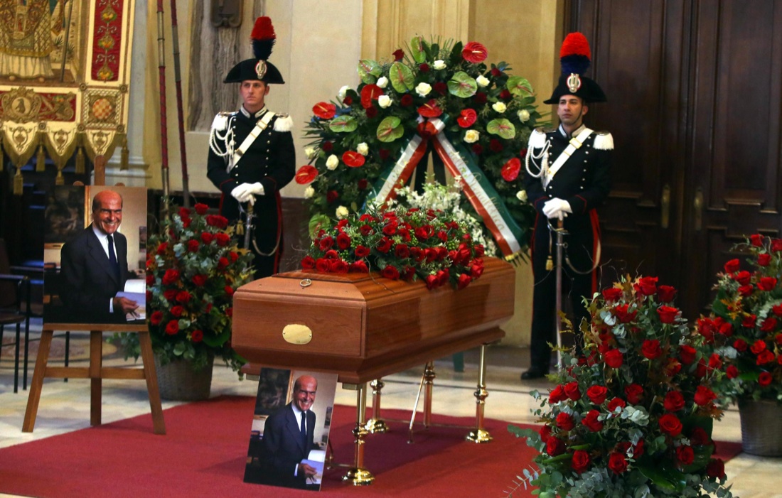 Umberto Veronesi, l’ultimo omaggio di Milano – FOTO