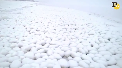 Siberia: misteriose palle di neve ricoprono la costa