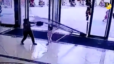 Tragedia sfiorata in Cina: bimba schiacciata da una porta di vetro